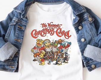 Muppet Christmas Carol Shirt, Kermit und Miss Piggy Carol Singers Shirt, Muppets Urlaubsfilm Choir Shirt, fröhliche Caroling Penguins Shirt