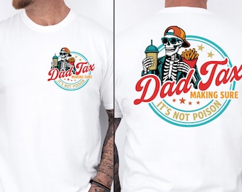 Può includere: T-shirt bianca con grafica sul davanti e sul retro. Il design presenta uno scheletro con occhiali da sole e cappello, che tiene in mano una bevanda e patatine fritte, con la scritta "Dad Tax Making Sure It's Not Poison" in un design circolare.