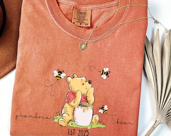 Personalisierte Oma Bär Shirt, Winnie The Pooh T-Shirt, Schwangerschaft offenbaren Shirt, neue Oma Geschenk T-Shirt, Est 2025 Shirt, klassisches Pooh Shirt