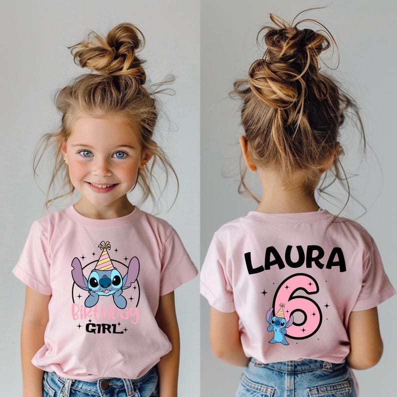 K&ouml;nnte beinhalten: Rosa kurz&auml;rmeliges T-Shirt mit einem Cartoon-Charakter-Design. Auf der Vorderseite ist ein blauer Alien mit Partyhut und den Worten "Birthday Girl" abgebildet. Auf der R&uuml;ckseite stehen der Name "LAURA" und die Zahl "6".