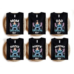 K&ouml;nnte beinhalten: Sechs schwarze T-Shirts mit einem Cartoon-Charakter-Design. Jedes Shirt hat einen anderen Titel: "MOM", "DAD", "SISTER", "AUNTIE" und "BROTHER". Das Design enth&auml;lt den Text "Birthday Boy".