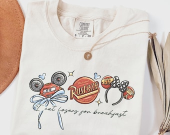 Comfort Color® Disney Lightning McQueen 95 Coquette Bow Disney Cars Shirt, Disney Pixar Charaktere, Disney Familienausflug T-Shirt