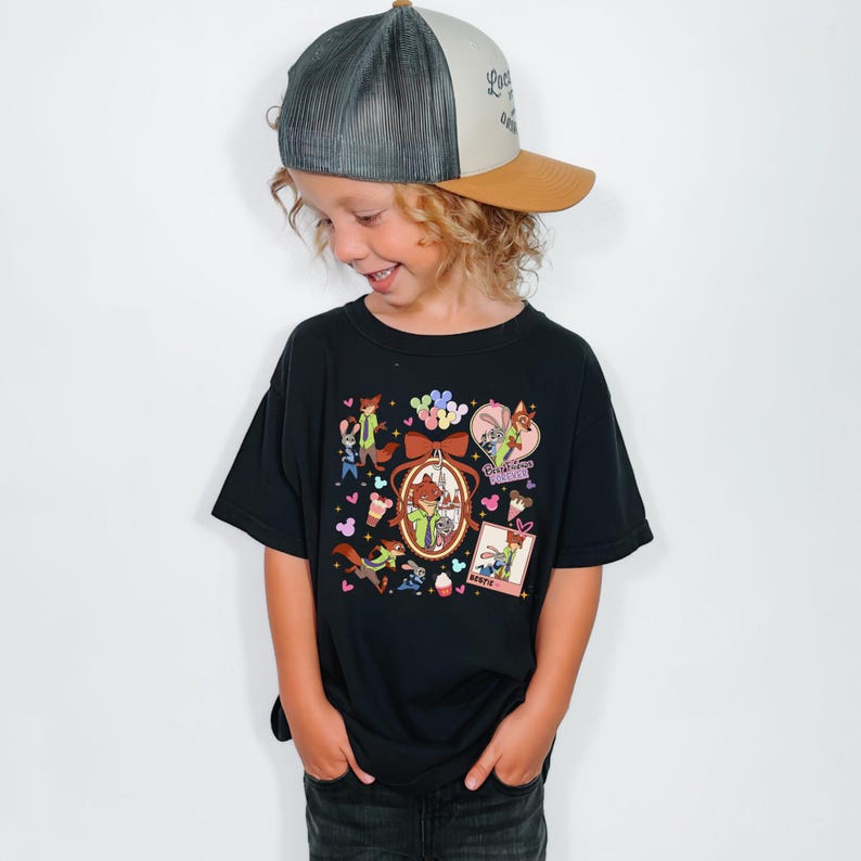 Może przedstawiać: Czarny t-shirt z postaciami z kresk&oacute;wek i napisem "Besties Forever". Str&oacute;j zawiera czapkę typu trucker z szarą siatką z tyłu, brązowym daszkiem i napisem "Love is wild".