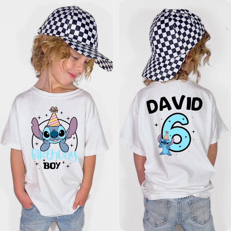 K&ouml;nnte beinhalten: Wei&szlig;es T-Shirt mit einem Cartoon-Stitch-Design und dem Text "Birthday Boy". Auf der R&uuml;ckseite des Shirts stehen der Name "DAVID" und die Zahl "6" mit einer Stitch-Grafik. Das Kind tr&auml;gt eine schwarz-wei&szlig; karierte Baseballkappe.
