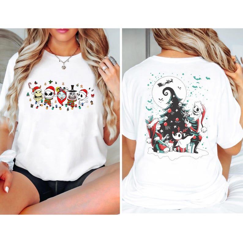 K&ouml;nnte beinhalten: Wei&szlig;es T-Shirt mit einem farbenfrohen Aufdruck von Charakteren aus The Nightmare Before Christmas in Weihnachtsoutfits. Auf der R&uuml;ckseite des Shirts ist ein Weihnachtsbaum mit Jack Skellington und Sally zu sehen. Festliches Design.
