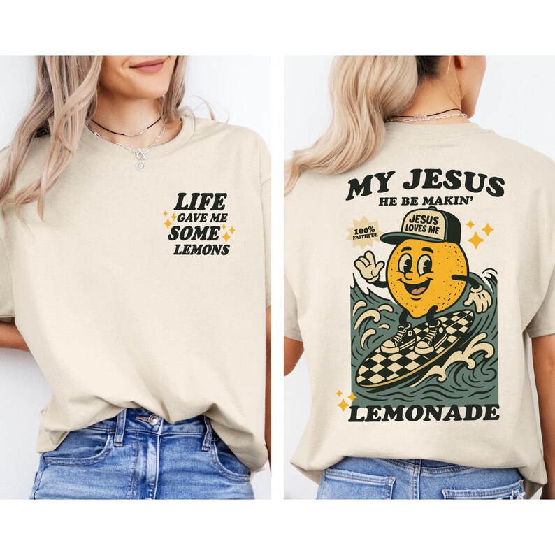 Puede incluir: Camiseta color crema con el texto "LIFE GAVE ME SOME LEMONS" en la parte delantera. La parte trasera presenta un personaje de lim&oacute;n de dibujos animados surfeando con el texto "MY JESUS HE BE MAKIN' LEMONADE". La camiseta tiene un dise&ntilde;o vintage y retro.