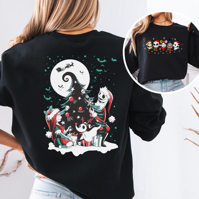 K&ouml;nnte beinhalten: Schwarzes Sweatshirt mit einem festlichen Aufdruck mit Figuren aus The Nightmare Before Christmas. Das Design umfasst Jack Skellington, Sally, Zero und einen Weihnachtsbaum. Das Sweatshirt hat einen Rundhalsausschnitt und lange &Auml;rmel.