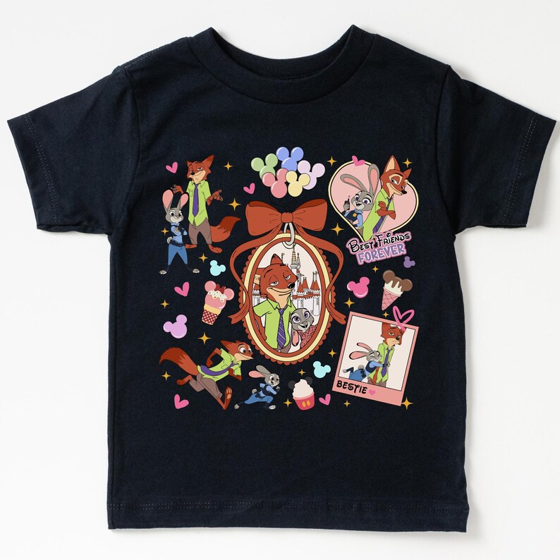 Może przedstawiać: Granatowa koszulka z motywem z filmu Zwierzogr&oacute;d. Projekt przedstawia Nicka Wilde'a i Judy Hopps, wraz z napisami "Best Friends Forever" i "Bestie". Projekt zawiera r&oacute;wnież serca, rożki lod&oacute;w i balony.