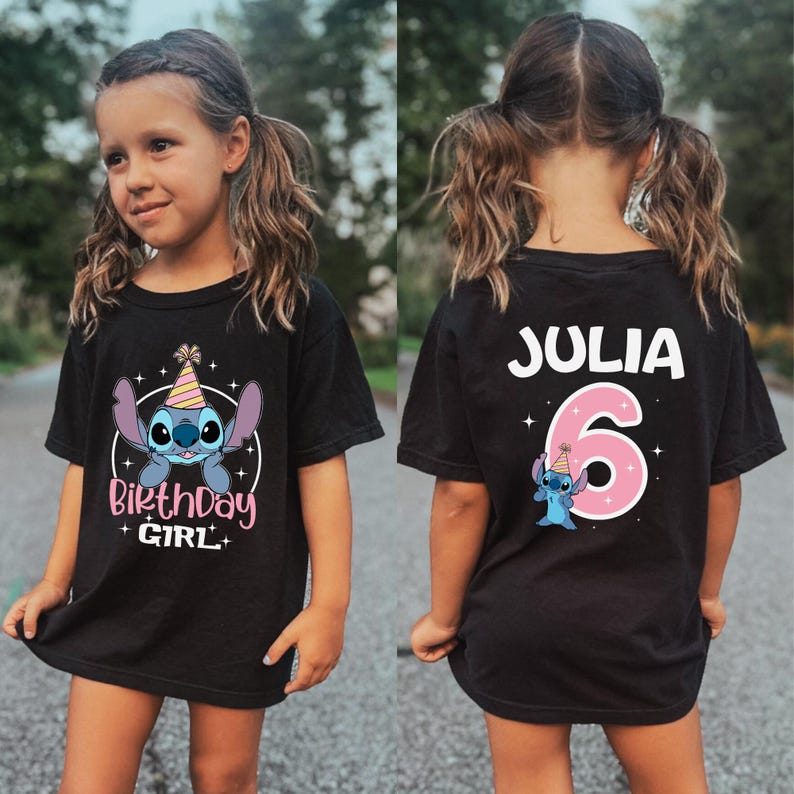 K&ouml;nnte beinhalten: Schwarzes T-Shirt mit einer Cartoonfigur mit Geburtstagshut und dem Text "Birthday Girl". Auf der R&uuml;ckseite des Shirts stehen der Name "Julia" und die Zahl "6" in Rosa, zusammen mit einer passenden Cartoonfigur.