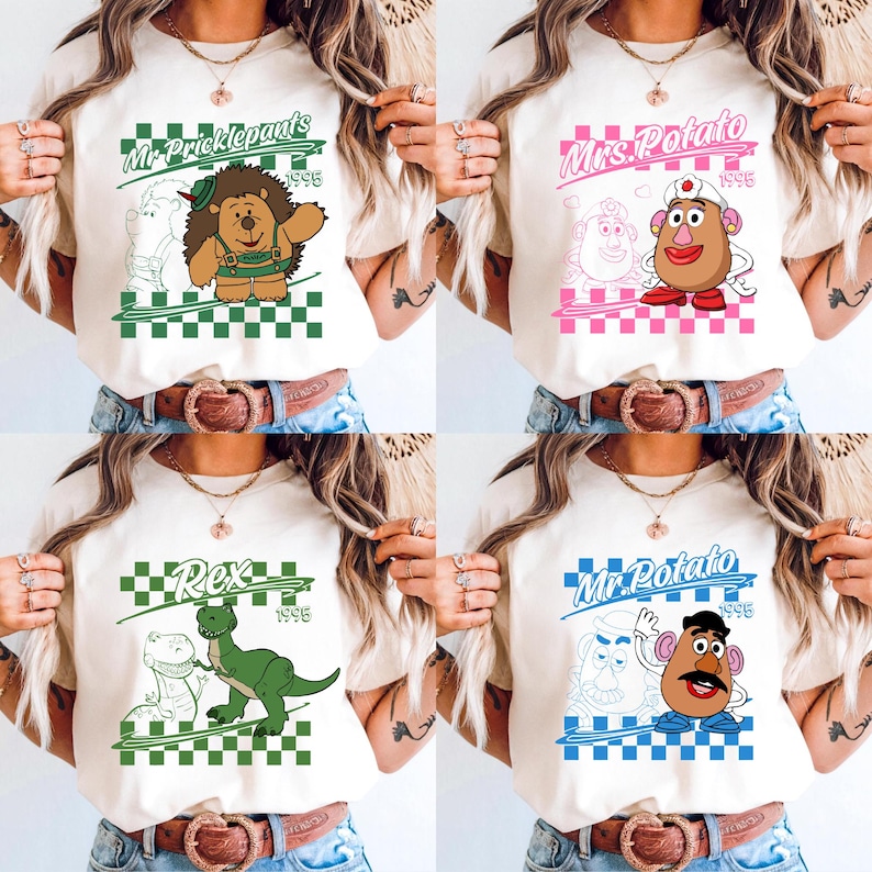Op de afbeelding: Vier cr&egrave;mekleurige t-shirts met verschillende cartoonkarakterontwerpen. Elk shirt heeft een karakternaam en het jaar 1995. De ontwerpen omvatten Mr. Pricklepants, Mrs. Potato, Rex en Mr. Potato, elk tegen een geruite achtergrond.