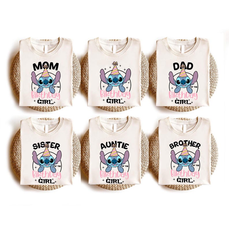 K&ouml;nnte beinhalten: Sechs cremefarbene T-Shirts mit einem Stitch-Motiv, jedes mit einer anderen Familienrolle: Mama, Papa, Schwester, Tante und Bruder. Die Shirts sagen auch "Birthday Girl". Die Stitch-Figur ist blau mit einer Partyh&uuml;tchen.