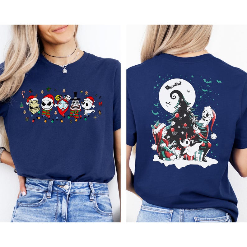 K&ouml;nnte beinhalten: Marineblaues T-Shirt mit einem festlichen Aufdruck von Charakteren aus The Nightmare Before Christmas. Die Vorderseite zeigt die Charaktere in Weihnachtskleidung. Die R&uuml;ckseite zeigt einen Weihnachtsbaum mit Jack Skellington und Sally.