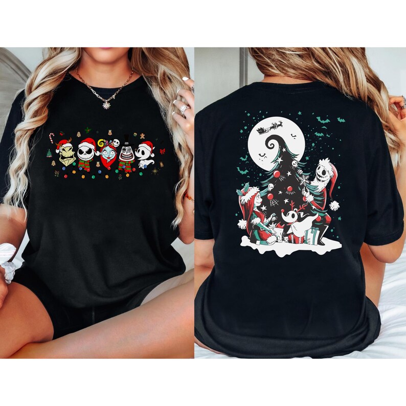 K&ouml;nnte beinhalten: Schwarzes T-Shirt mit einem festlichen Aufdruck von Charakteren aus The Nightmare Before Christmas. Die Vorderseite zeigt mehrere Charaktere in Weihnachtskost&uuml;men, w&auml;hrend die R&uuml;ckseite einen Weihnachtsbaum und Jack Skellington zeigt.
