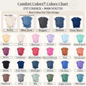 Pode incluir: Uma tabela de cores de camisetas Comfort Colors 1717 Unisex e 9018 Youth exibindo vinte e nove camisetas de manga curta em v&aacute;rias cores s&oacute;lidas, cada uma rotulada com seu nome espec&iacute;fico, incluindo Ivory, Blue Jean, Pepper, Denim e True Navy.