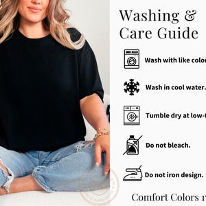 Pode incluir: Uma t-shirt preta com cal&ccedil;as de ganga azul-claras rasgadas. Ao lado da t-shirt encontra-se um guia de lavagem com &iacute;cones e texto: Wash with like colors, Wash in cool water, Tumble dry at low-temp, Do not bleach, Do not iron design, Comfort Colors 1717.