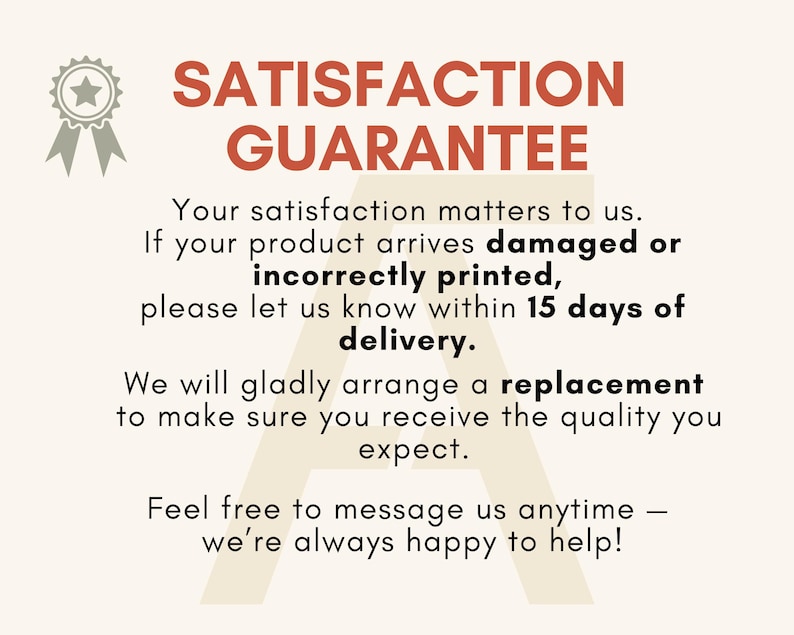 Pode incluir: Um gr&aacute;fico informativo retangular com fundo creme, um &iacute;cone de fita cinza e o texto SATISFACTION GUARANTEE em laranja. O texto indica que, se um produto chegar danificado ou impresso incorretamente, deve-se notificar em at&eacute; 15 dias ap&oacute;s a entrega para uma substitui&ccedil;&atilde;o. Termina com um convite para enviar uma mensagem.