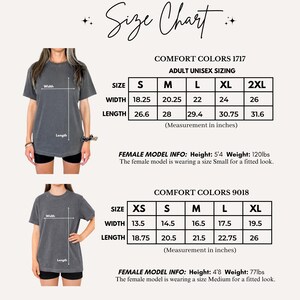 Pode incluir: Uma tabela de tamanhos para camisetas Comfort Colors 1717 e 9018. A tabela exibe medidas de largura e comprimento em polegadas para tamanhos de XS a 2XL. Duas imagens mostram uma pessoa vestindo uma camiseta cinza escuro com linhas brancas.