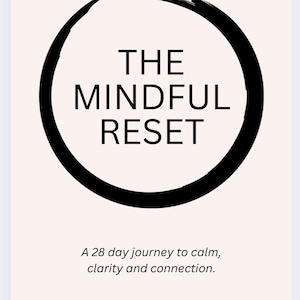 Peut inclure: Affiche rose clair avec le texte "THE MINDFUL RESET" en noir, entouré d'un cercle noir en coup de pinceau. En dessous, on peut lire : "A 28 day journey to calm, clarity and connection." L'auteur est le Dr Lowri Evans.
