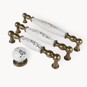 Uchwyt i gałka do szafki BELMIRA, antyczny mosiądz z białą porcelaną | Złoty zwój | Ręcznie robiony | Kuchnia | Belnua