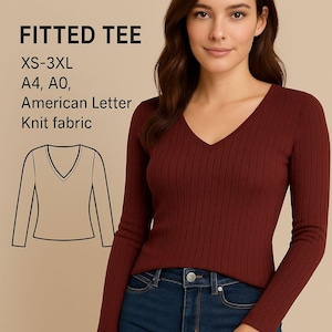 Może przedstawiać: Dopasowany, bordowy t-shirt z dekoltem w serek i długimi rękawami, wykonany z dzianiny. Koszulka jest noszona z niebieskimi dżinsami. Tekst na zdjęciu brzmi "FITTED TEE", "XS-3XL", "A4, A0, American Letter, Knit fabric".