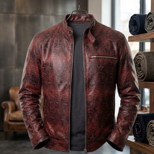 Herren-Lederjacke in Burgunderrot mit Schlangenmusterprägung, rote Bikerjacke, schmal geschnittene Motorradjacke, Herren-Oberbekleidung im Gothic-Stil