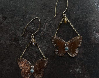 Orecchini a farfalla in ottone, stile boho soul, fatti a mano da artigiani.