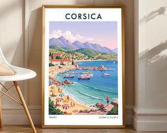 Op de afbeelding: Een ingelijste kunstprint met een kustlandschap van Corsica, Frankrijk. Het kunstwerk toont een strand met boten, mensen en kleurrijke parasols. Het woord "CORSICA" staat bovenaan, met coördinaten en "FRANCE" onderaan. De print zit in een gouden lijst.