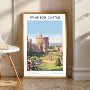 Op de afbeelding: Een ingelijste kunstafdruk van Windsor Castle. De prent toont een gedetailleerde illustratie van het kasteel met een blauwe lucht op de achtergrond. De tekst "WINDSOR CASTLE" staat bovenaan. De prent zit in een gouden lijst en wordt aan een muur getoond.