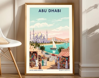 Könnte beinhalten: Ein gerahmtes Reiseplakat für Abu Dhabi, das eine Küstenlandschaft mit einer Moschee, einem Segelboot und Marktständen zeigt. Das Plakat trägt oben den Text "ABU DHABI" und unten "UNITED ARAB EMIRATES" mit Koordinaten. Das Kunstwerk befindet sich in einem goldenen Rahmen.