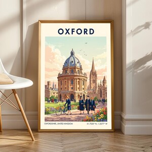 Peut inclure: Une affiche encadrée représentant Oxford, Royaume-Uni. L'illustration met en scène la Radcliffe Camera et d'autres bâtiments universitaires, avec des personnages et un vélo. Le mot "OXFORD" est en haut.