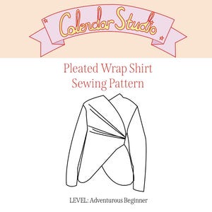 Puede incluir: Un patrón de costura para una camisa cruzada plisada. La imagen presenta un dibujo lineal negro de la camisa sobre un fondo blanco. El texto "Calendar Studio" está en la parte superior, y "Pleated Wrap Shirt Sewing Pattern" debajo. El nivel de dificultad es "Adventurous Beginner."