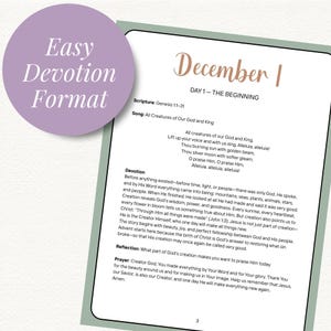 Pu&ograve; includere: Una pagina devozionale con il testo "1 dicembre" e "Giorno 1 - L'inizio". La pagina include una scrittura, testi di canzoni, una devozione, domande di riflessione e una preghiera. Un cerchio viola con le parole "Formato di devozione facile" si trova nell'angolo in alto a sinistra.