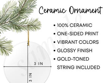 Maqueta de adorno navideño (tabla de tallas PNG) para vendedores de Etsy. Foto de producto de cerámica redonda de 3 pulgadas, imagen de exhibición en blanco brillante para anuncios navideños.