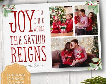 Op de afbeelding: Een witte kerstkaart met de tekst "JOY TO THE WORLD THE SAVIOR REIGNS" in het rood. De kaart bevat familiefoto's en een goudkleurige sticker met de tekst "2 OPTIONS FOR BACK OF CARD!" met een familienaam.