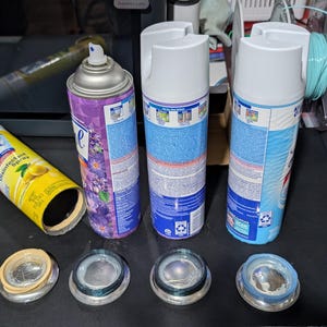 Può includere: Una tazza di ceramica bianca con manico nero e la scritta "But First, Coffee" in nero, con un carattere a mano. La tazza è su una superficie bianca.