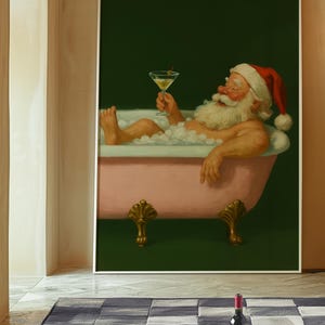 Może przedstawiać: Oprawiony wydruk przedstawia Świętego Mikołaja relaksującego się w r&oacute;żowej wannie z pazurami, trzymającego martini. Ma na sobie czapkę Świętego Mikołaja i długą białą brodę. Tło jest ciemnozielone. Butelka wina i kieliszek stoją na podłodze.