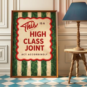 Puede incluir: Cartel enmarcado de estilo vintage con el texto "This is a High Class Joint, Act Accordingly." El cartel tiene un fondo a rayas verdes y blancas con un borde y texto rojos y crema. El marco es dorado.