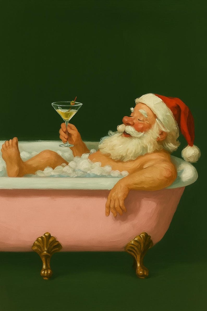 Może przedstawiać: Ilustracja Świętego Mikołaja relaksującego się w r&oacute;żowej wannie wypełnionej bąbelkami, trzymającego martini z oliwką. Ma na sobie czerwono-białą czapkę Świętego Mikołaja. Wanna ma ozdobne złote n&oacute;żki na ciemnozielonym tle.