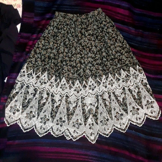 VINTAGE Ditsy Black Floral Print & White Crochet L