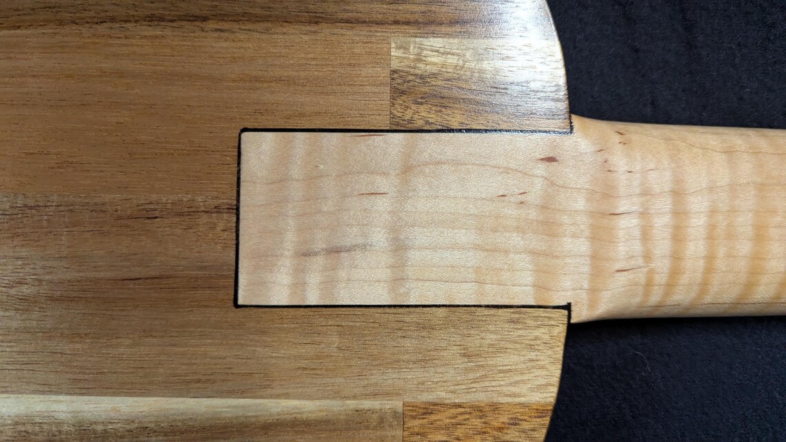 Corpo Della Charra Elettrica Sul Fondo Del Bordo Di Legno Immagine