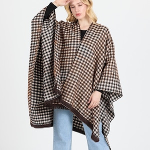 Lange bruin-wit geruite damesponcho: gezellige geruite wintercape, oversized warme omslagdoek, herfst, winterlaagsjaal