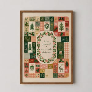 Può includere: Una stampa artistica da parete rettangolare con un design a patchwork che presenta vari motivi natalizi tra cui alberi di pino, agrifoglio, vischio e un cervo. Il centro contiene una ghirlanda floreale che circonda il testo, have yourself a cozy little christmas.