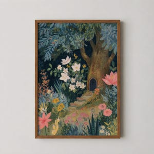 Può includere: Una stampa artistica incorniciata raffigurante una scena di foresta scura con un grande albero dotato di una piccola porta ad arco alla base. La composizione include grappoli di fiori bianchi, rosa e gialli, fogliame verde e un sentiero di pietra.