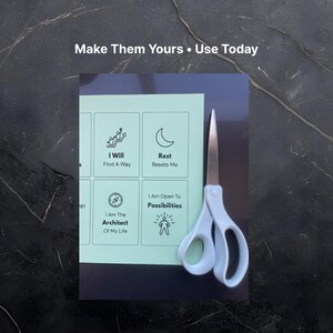 Puede incluir: Un papel verde claro con frases e iconos motivacionales, incluyendo "I Will Find A Way" y "I Am The Architect Of My Life". Unas tijeras blancas est&aacute;n colocadas junto al papel. El texto "Make Them Yours &bull; Use Today" est&aacute; en la parte superior.
