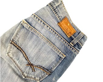 BKE Buckle Tyler Jeans para hombre, talla 31x32, azul claro, corte bota, mezclilla desgastada.