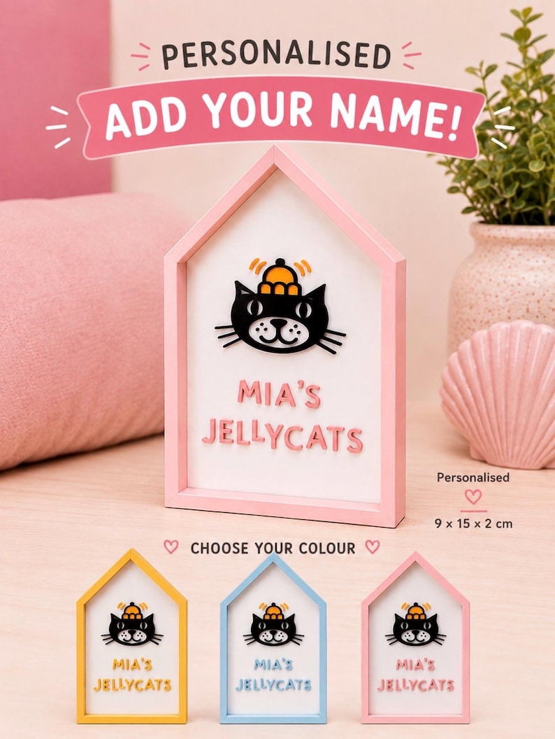 Op de afbeelding: Een roze, huisvormig gepersonaliseerd bord met een illustratie van een zwarte kat met een hoed. Het bord leest "MIA'S JELLYCATS" en "ADD YOUR NAME!". Het bord is 9 x 15 x 2 cm groot.