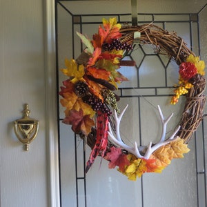 Couronne de vigne avec pommes de pin, feuilles d'érable et bois de cerf - couronne de cimetière, la couronne est pulvérisée avec du mastic pour préserver les couleurs