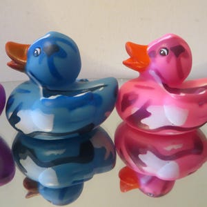 Camouflage Gummienten - Gag Geschenke, Partygeschenke, Gummienten, Cupcake Gummienten - Camoflauge Enten - lila, blau, rosa, grün