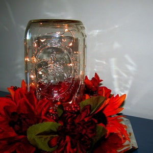 Centre de table rustique - Pot Mason avec lumières LED et anneau de fleurs d&#39;automne