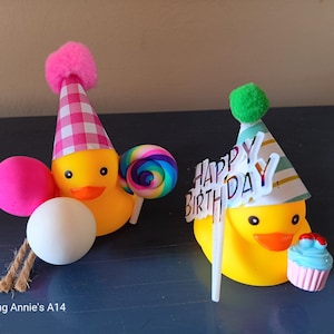 Topseller - Happy Birthday Quietscheentchen mit Mützen, Cupcakes, Lutschern. - Gag Geschenke, Gastgeschenke, Quietscheenten, Geburtstagsgeschenke